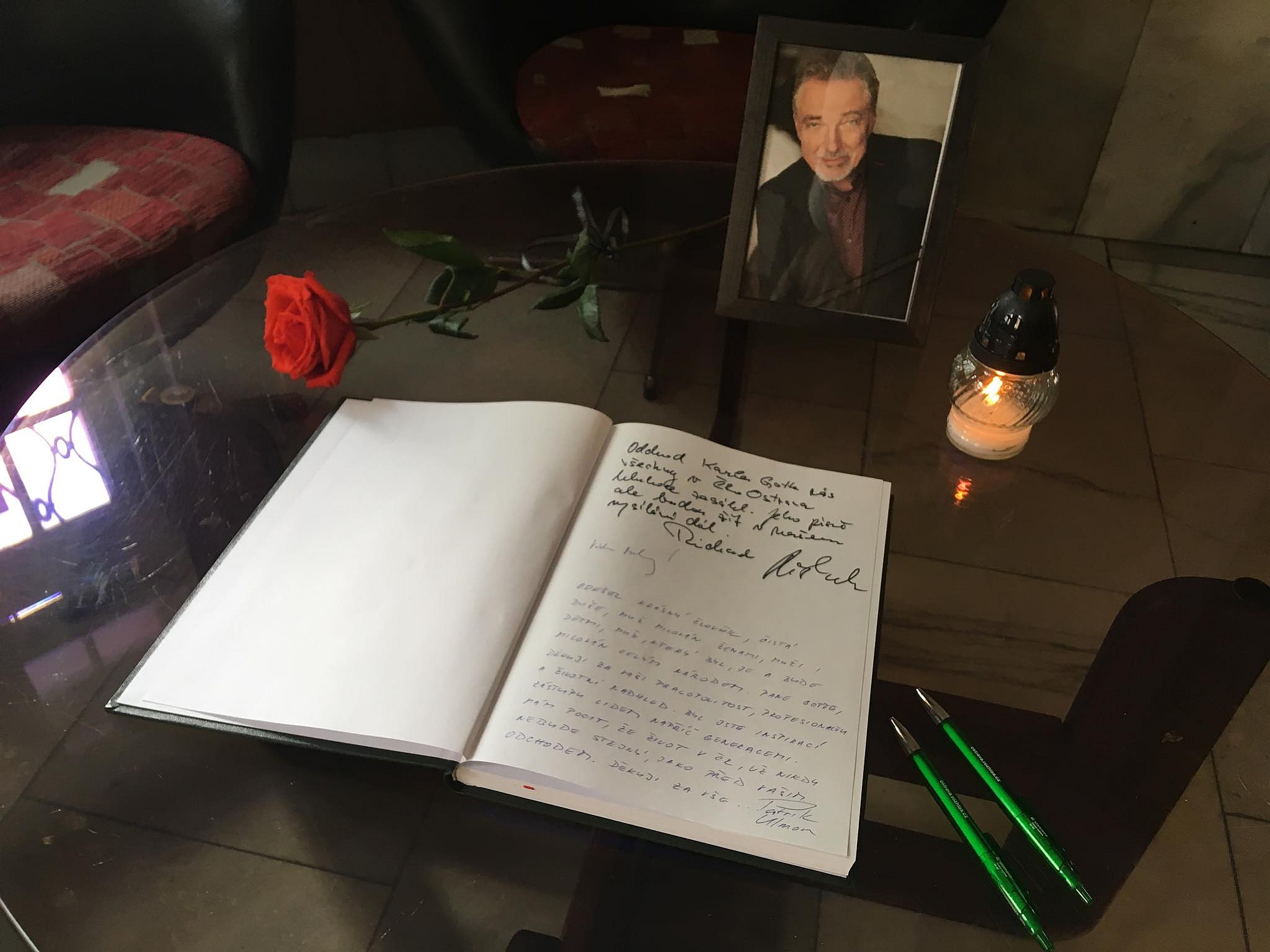 Kondolenční kniha pro rodinu Karla Gotta je v budově Ostravského rozhlasu. Foto: ČRO. Kondolenční kniha pro rodinu Karla Gotta je v budově Ostravského rozhlasu. Foto: ČRO.